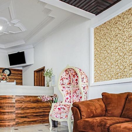 Oyo 90221 Makarim Guest House Syariah Pangkalanbuun Buitenkant foto