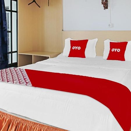 Oyo 90221 Makarim Guest House Syariah Pangkalanbuun Buitenkant foto