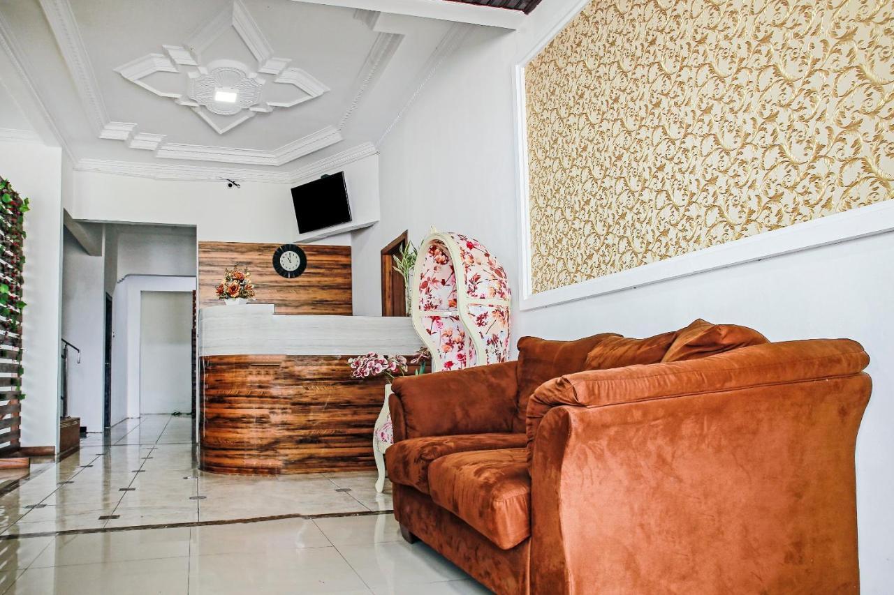 Oyo 90221 Makarim Guest House Syariah Pangkalanbuun Buitenkant foto