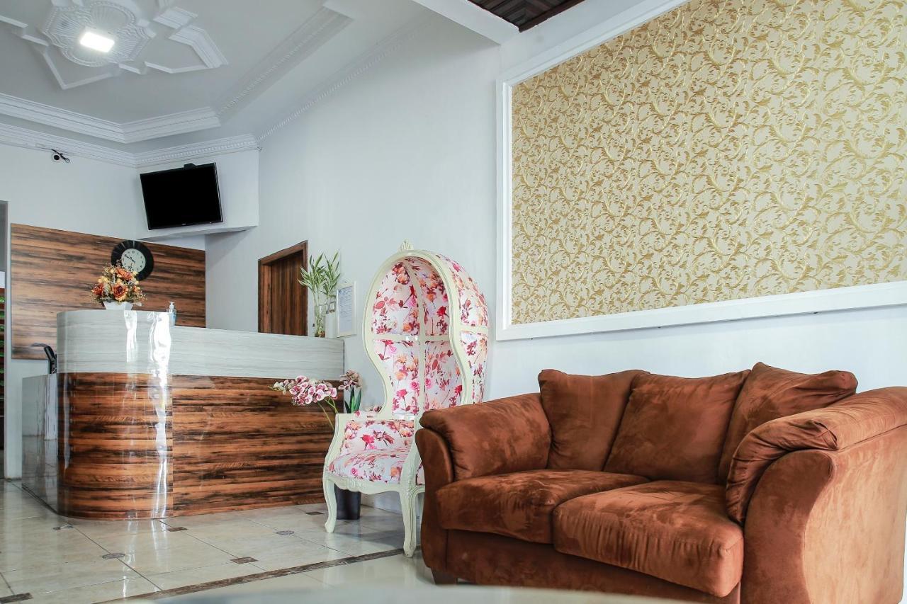 Oyo 90221 Makarim Guest House Syariah Pangkalanbuun Buitenkant foto
