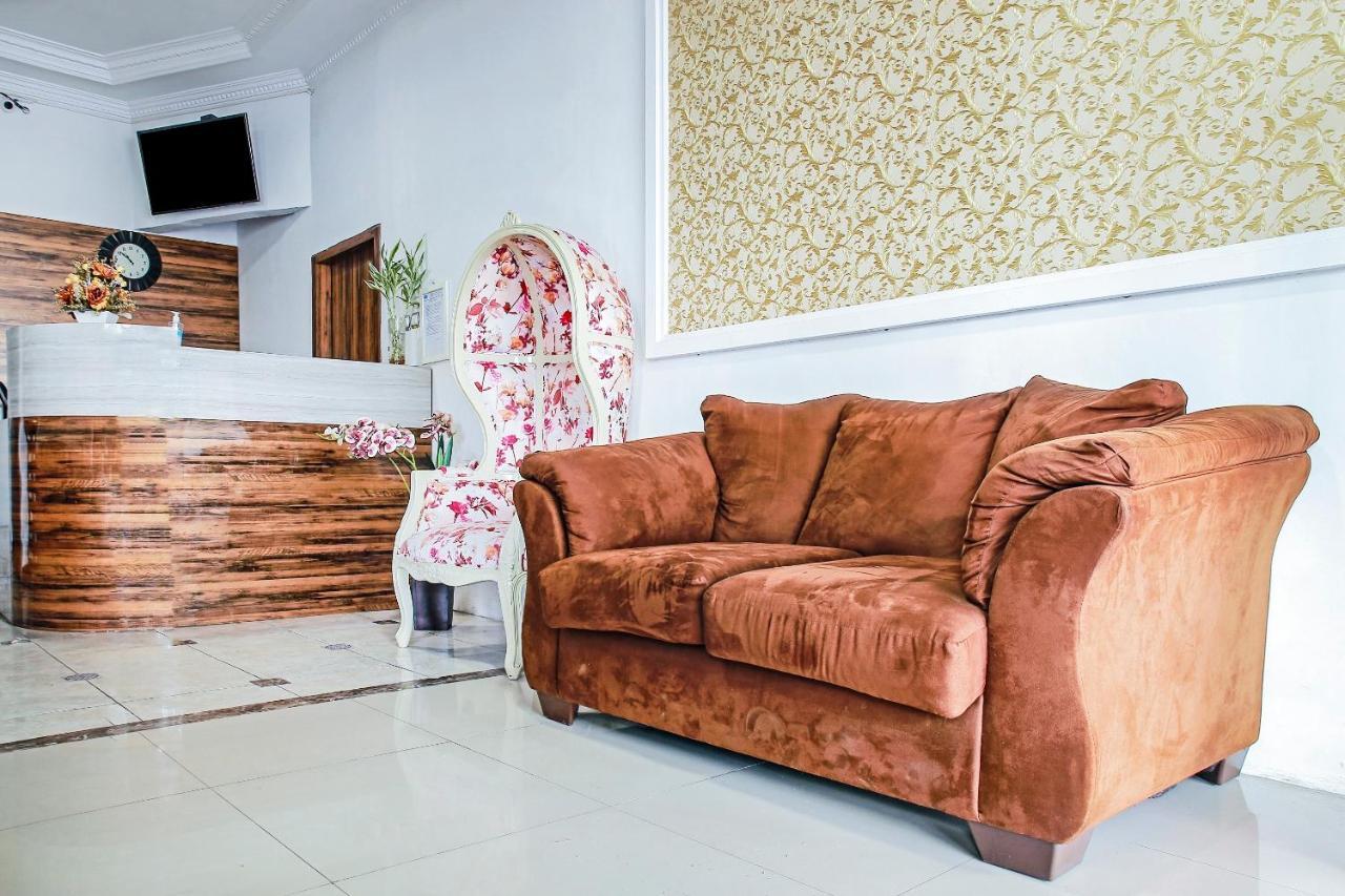 Oyo 90221 Makarim Guest House Syariah Pangkalanbuun Buitenkant foto