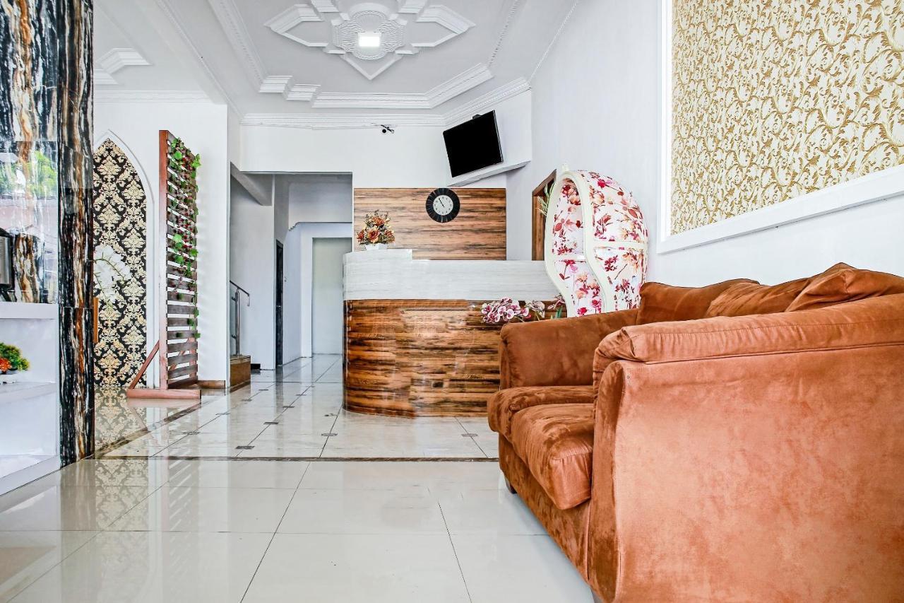 Oyo 90221 Makarim Guest House Syariah Pangkalanbuun Buitenkant foto