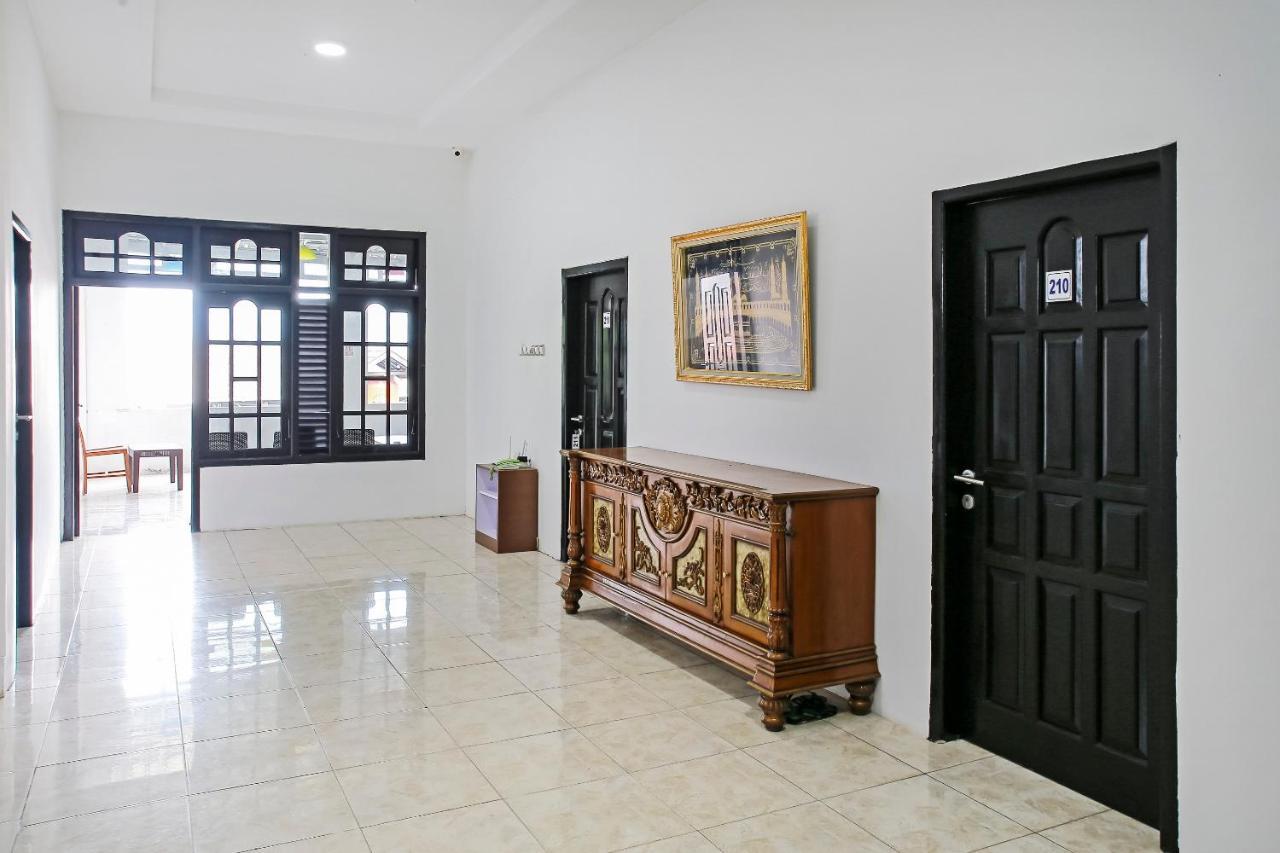 Oyo 90221 Makarim Guest House Syariah Pangkalanbuun Buitenkant foto