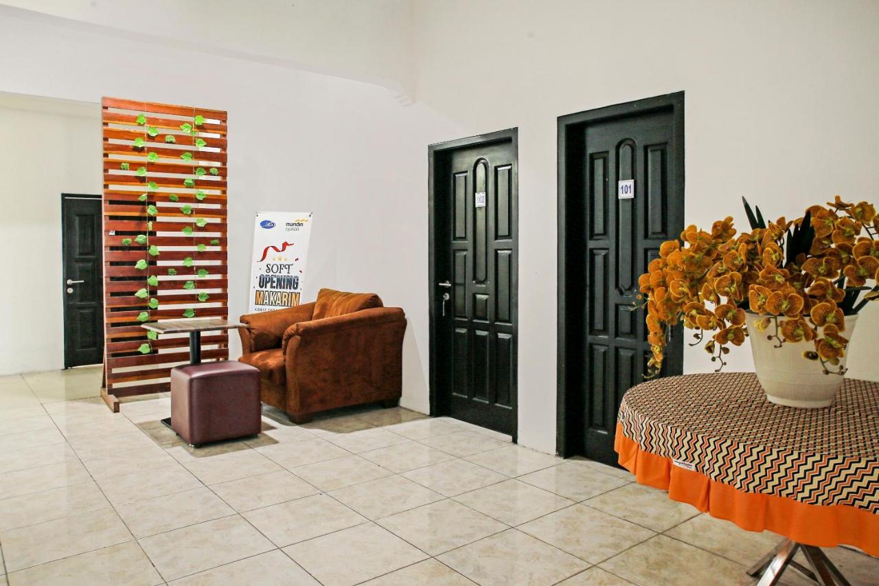 Oyo 90221 Makarim Guest House Syariah Pangkalanbuun Buitenkant foto