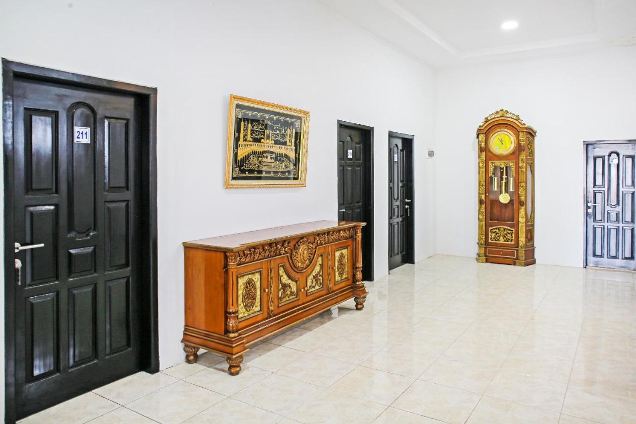 Oyo 90221 Makarim Guest House Syariah Pangkalanbuun Buitenkant foto