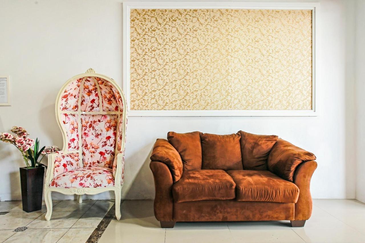 Oyo 90221 Makarim Guest House Syariah Pangkalanbuun Buitenkant foto