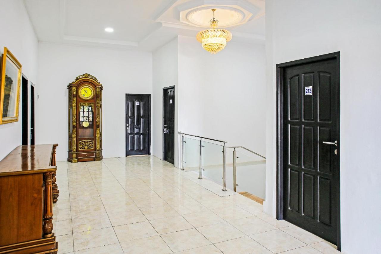Oyo 90221 Makarim Guest House Syariah Pangkalanbuun Buitenkant foto
