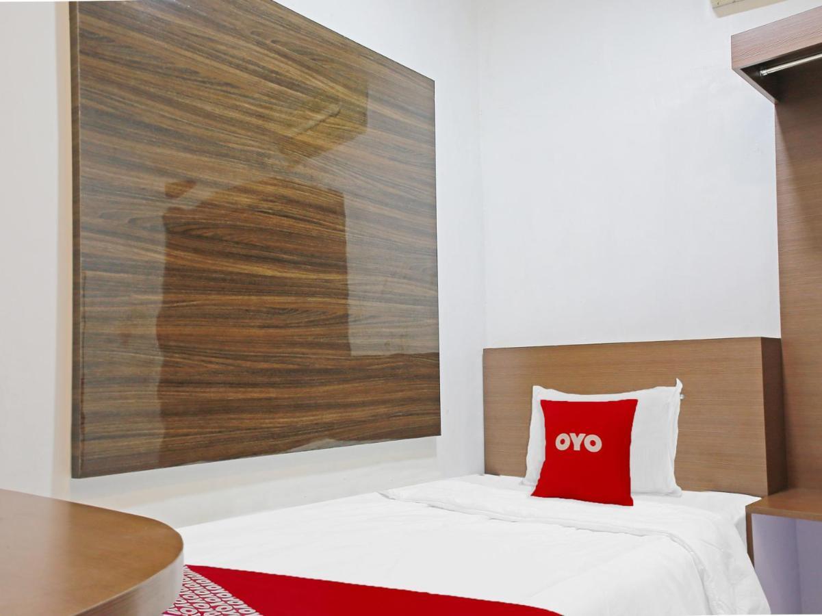 Oyo 90221 Makarim Guest House Syariah Pangkalanbuun Buitenkant foto
