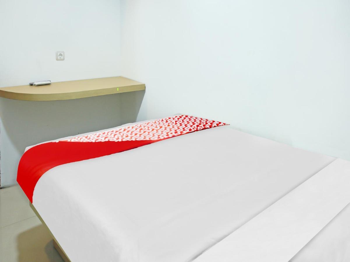 Oyo 90221 Makarim Guest House Syariah Pangkalanbuun Buitenkant foto