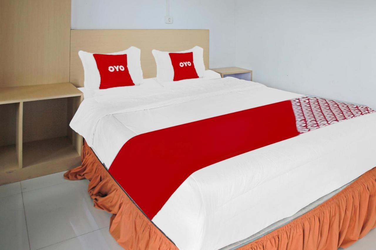 Oyo 90221 Makarim Guest House Syariah Pangkalanbuun Buitenkant foto