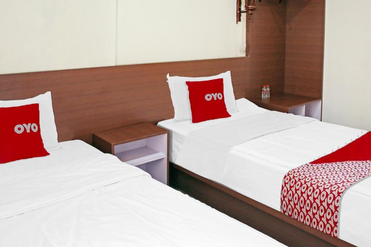 Oyo 90221 Makarim Guest House Syariah Pangkalanbuun Buitenkant foto