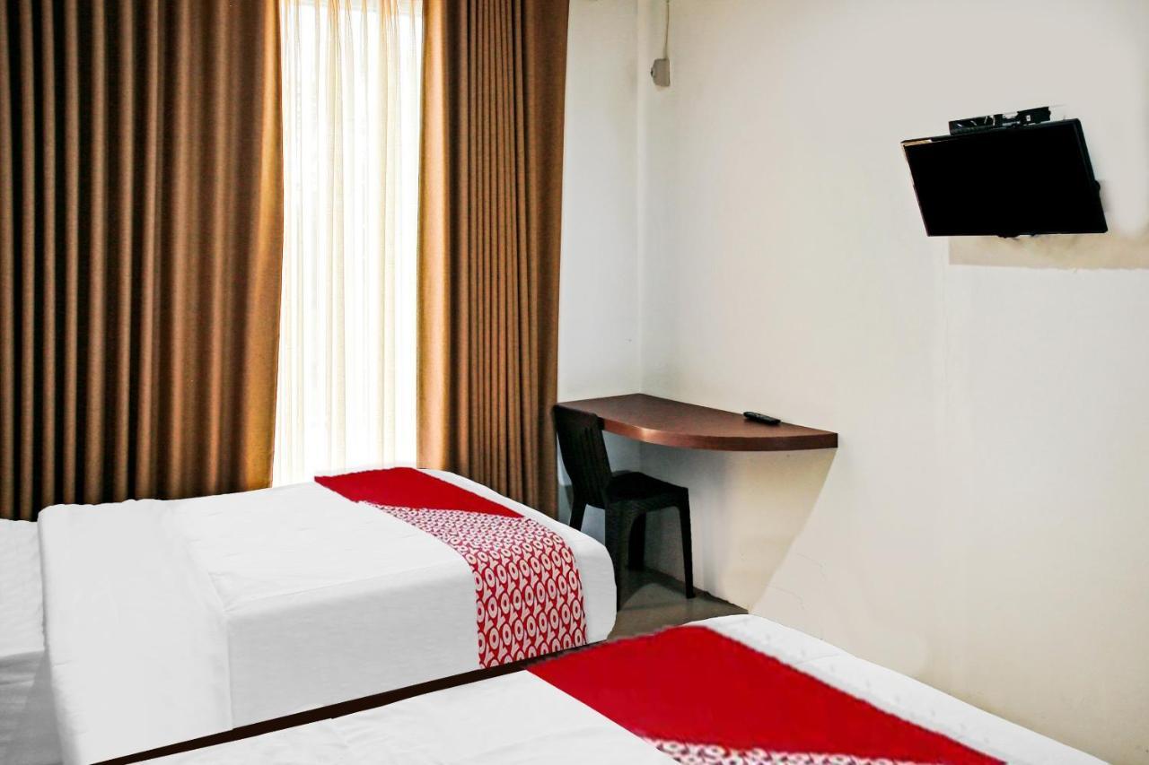 Oyo 90221 Makarim Guest House Syariah Pangkalanbuun Buitenkant foto
