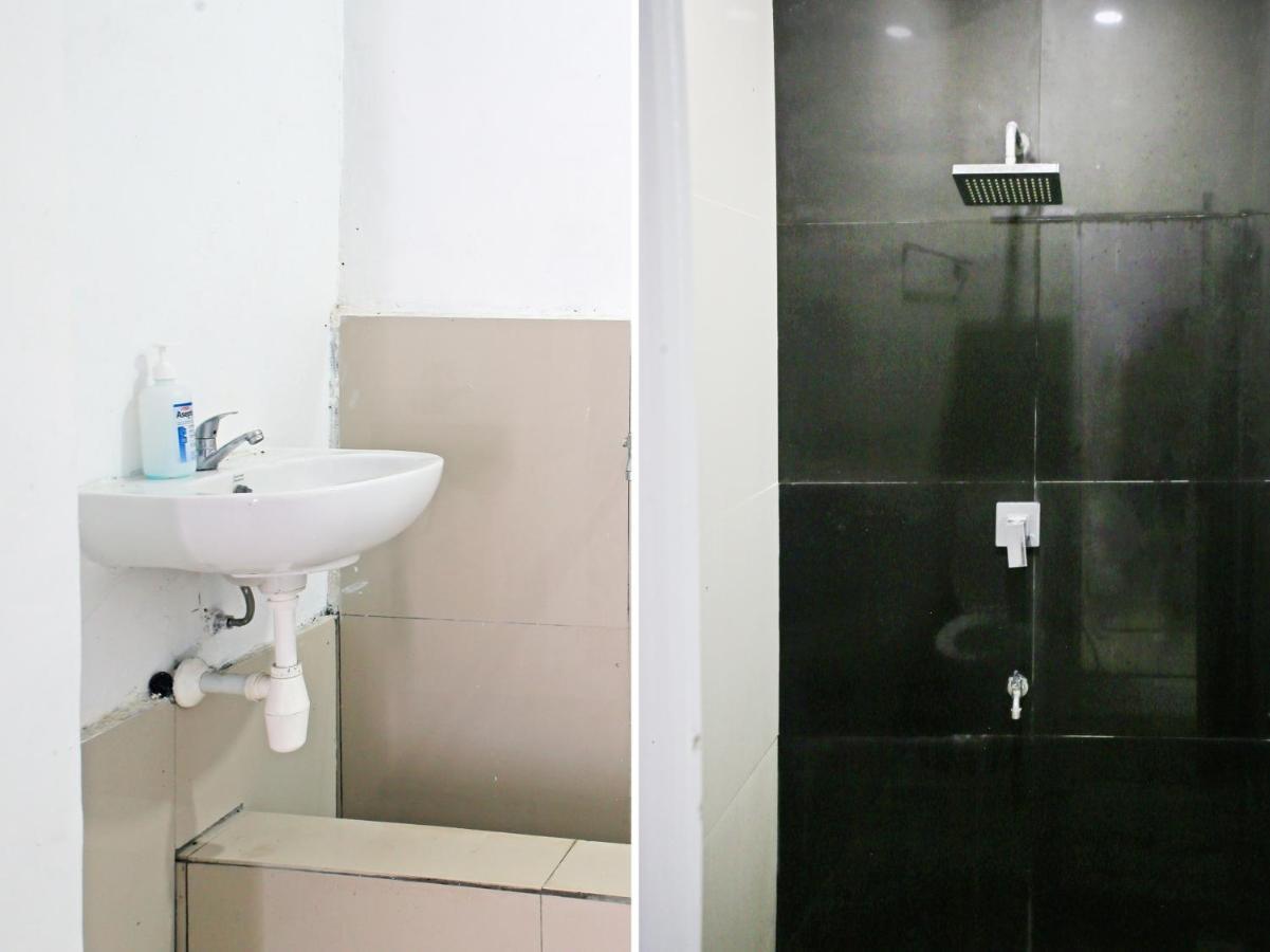 Oyo 90221 Makarim Guest House Syariah Pangkalanbuun Buitenkant foto
