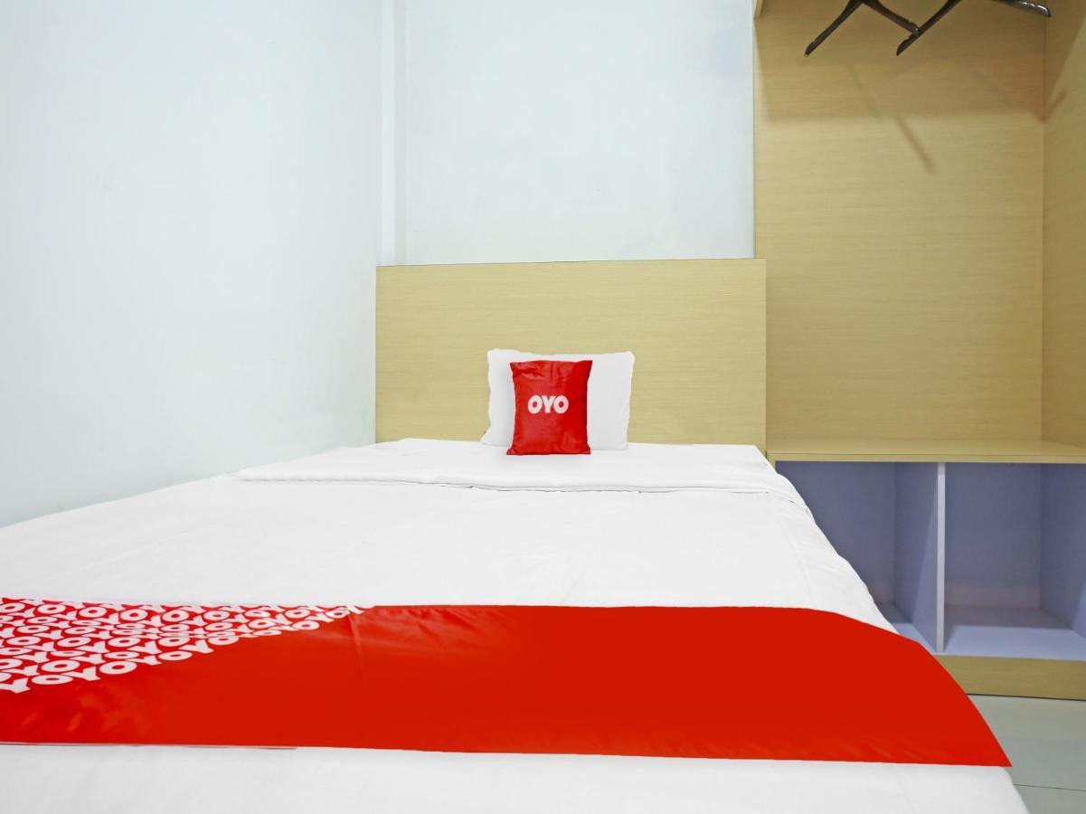Oyo 90221 Makarim Guest House Syariah Pangkalanbuun Buitenkant foto