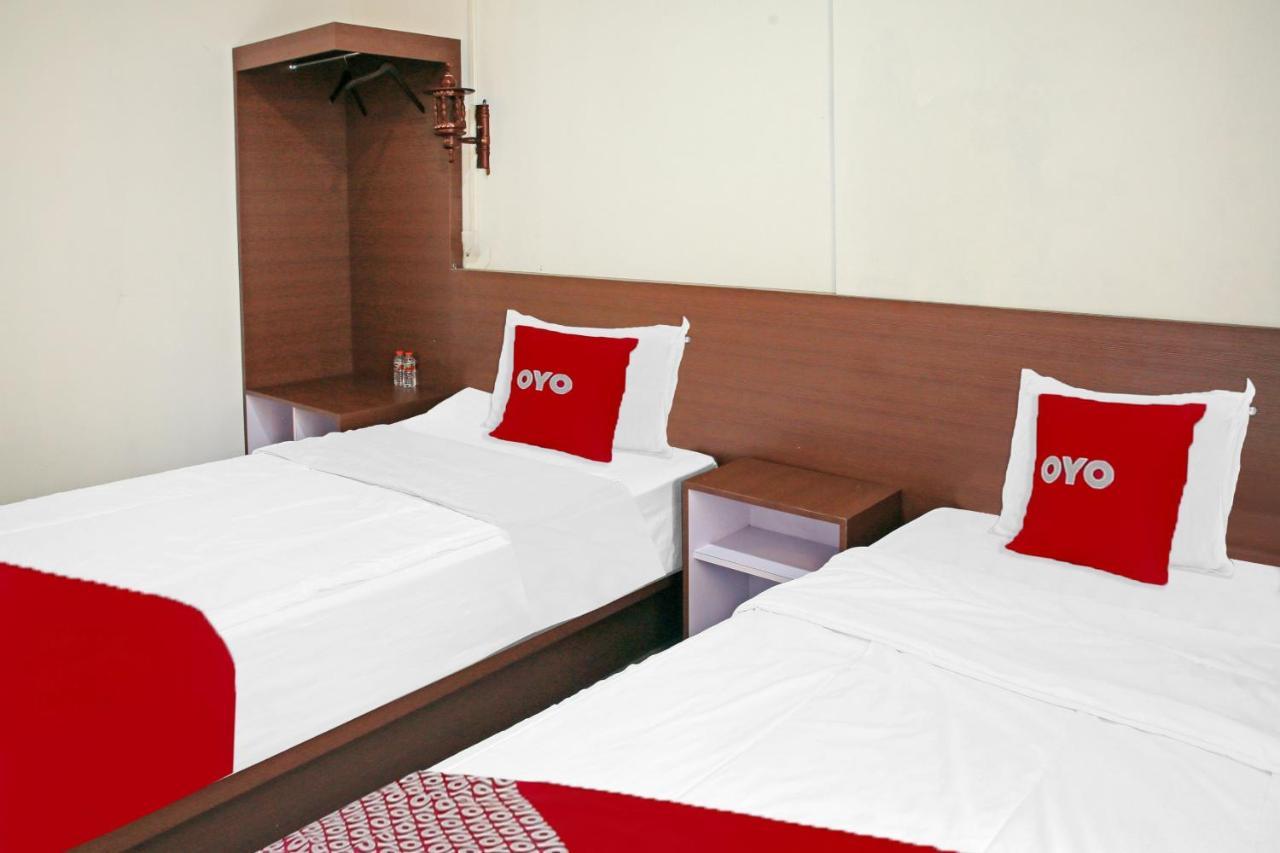 Oyo 90221 Makarim Guest House Syariah Pangkalanbuun Buitenkant foto